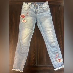 Kut From The Kloth Connie Ankle Skinny jeans size 6 with flower embroidery.